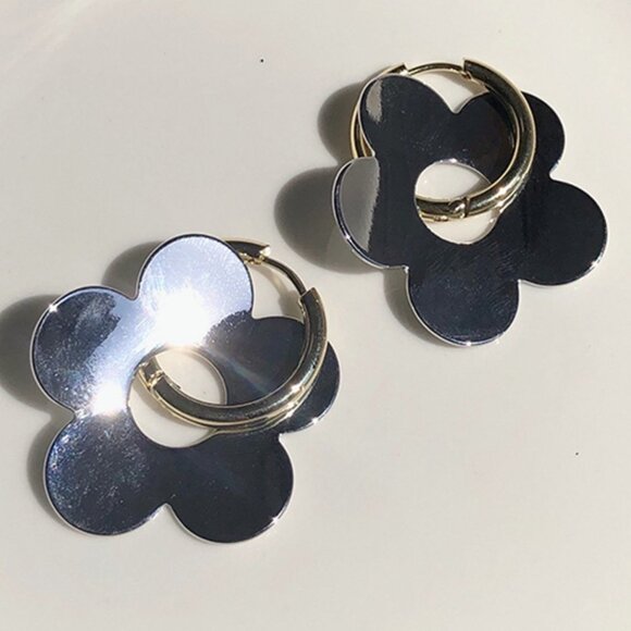 Hollow Out Flower Shaped Drop Earrings - Picture 3 of 3